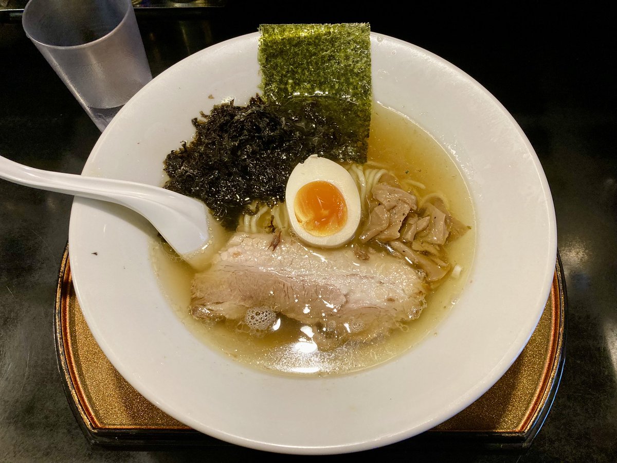 1/27昼 ★らーめん_細麺850円(ネギ抜き) +バラのり200円 やわらかな醤油で旨味に丸みがありカツオ節等の香りがフワッと効いて美味い！麺はプルモチで食感が面白い♪メンマはエリンギなんで