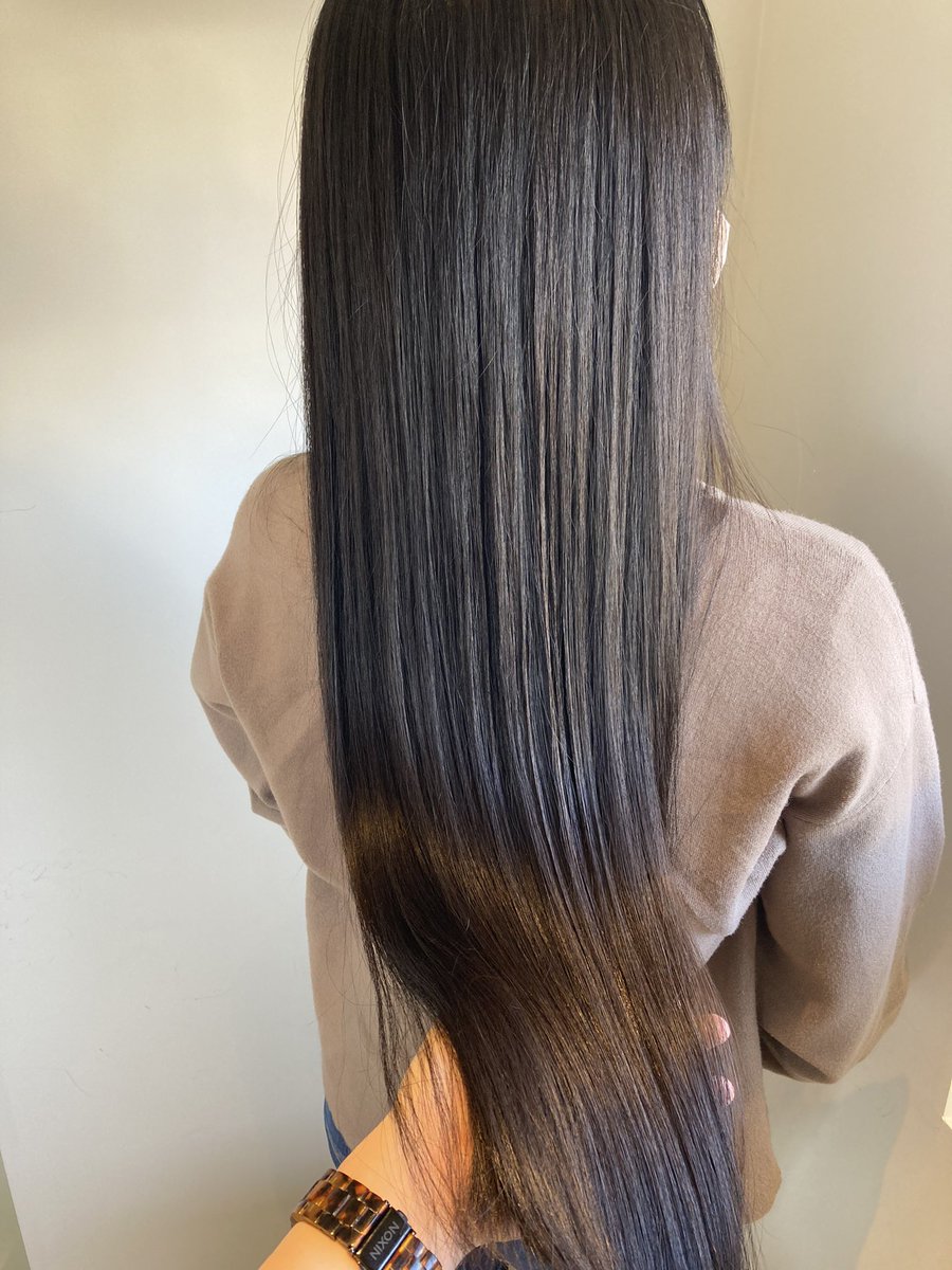 一年以上振りに美容室でトリートメントしてもらった(終わった後美容師さんが撮ってくれた)。ここまで長いストレートは珍しいらしく、スタッフさんの勉強会？用の写真に使ってもらえるとのこと。