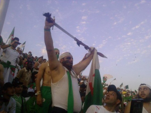 AMekroun's tweet photo. إلى نسيتو نفكروكم
واقعة ام درمان بالسودان بين المنتخب الكرغلي ومصر سنة 2009 كان الطايح فيها أكثر من النايض بوتخريقوص صيفط كاع الحباسة والشماكرية والمقرقبين في طيارة  للسودان على اساس انهم مشجعين فكان لكان هذا هو النظام الكرغلي وتاريخه الرياضي https://t.co/cRvkKsBf1M