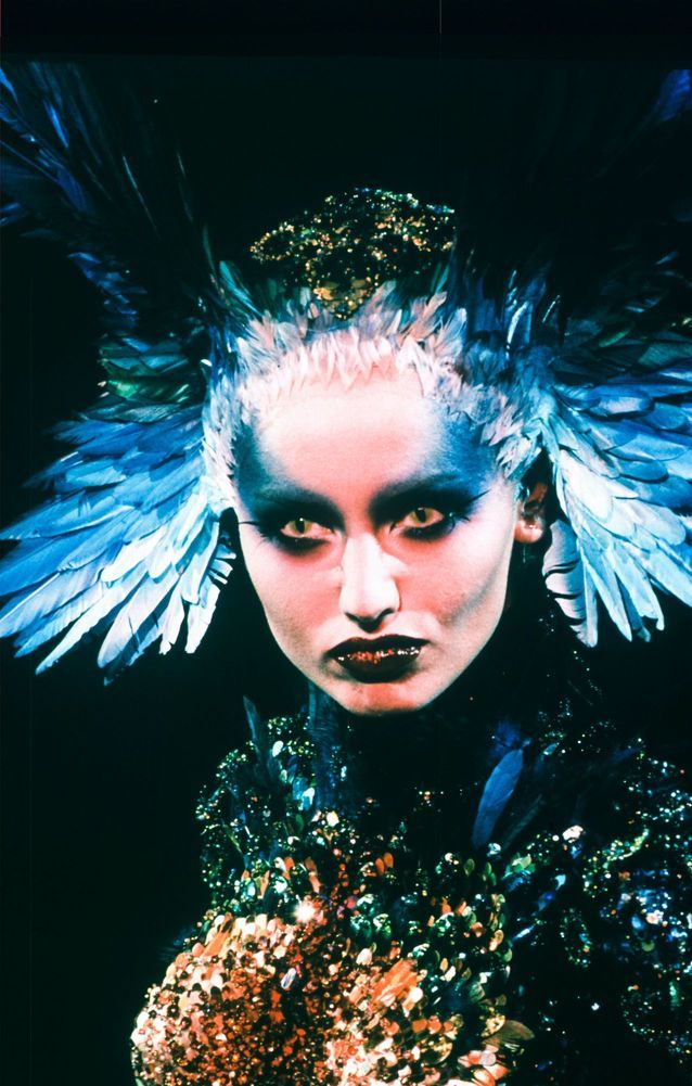 Makeup_byC's tweet photo. Le créateur français #ThierryMugler  est décédé à l’âge de 73 ans. Durant l’ensemble de sa carrière, le styliste a proposé un univers extravagant, raffiné et visionnaire.
 Retour sur quelques #LOOKS sauvages et inspirants.

https://t.co/JurNPWhqAi https://t.co/kUyaw8h6IW