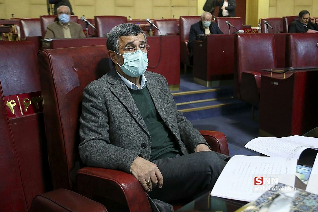 chamran_m's tweet image. این احمدی نژاد قشنگ پتانسیل اینو داره الگوی لباس پوشیدن بقیه مسئولین باشه