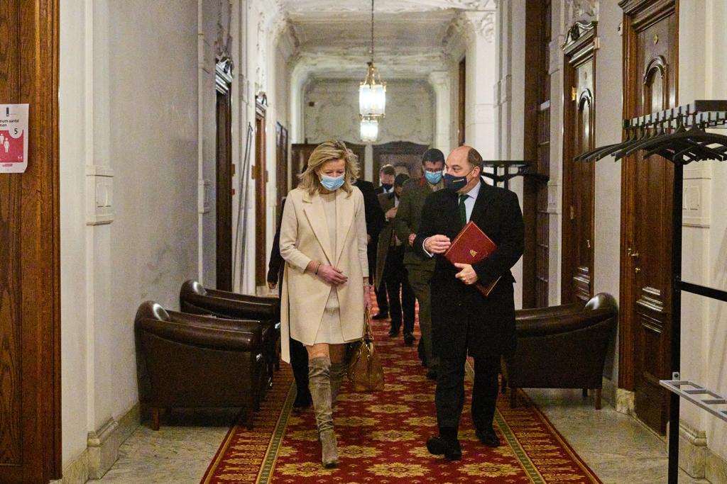 Dutch and UK Defence Ministers walk side by side down a corridor