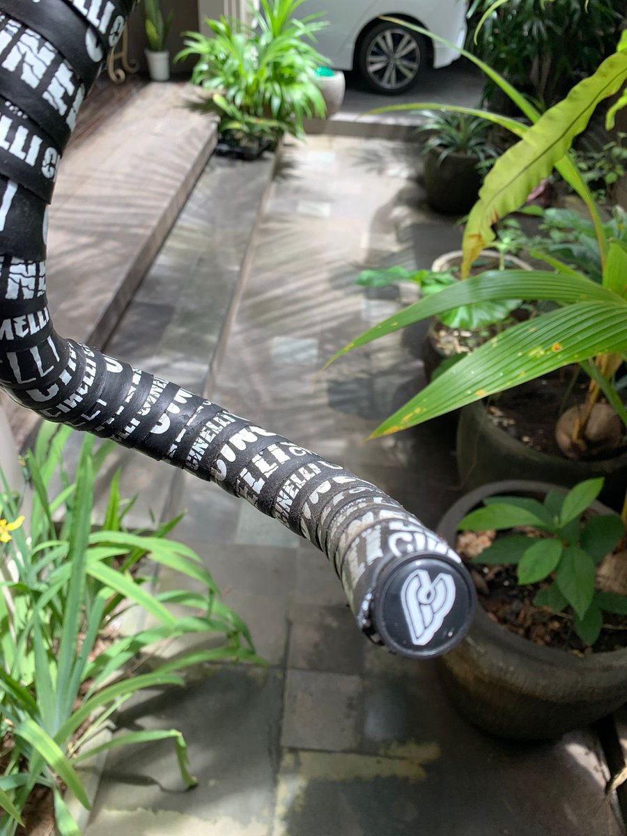 crowncyclebali's tweet photo. WTS DROPBAR DEDA MAGIC 420mm #fnfjb lokasi bali , bartape cinelli 1.100k https://t.co/YkFtQmyf9H