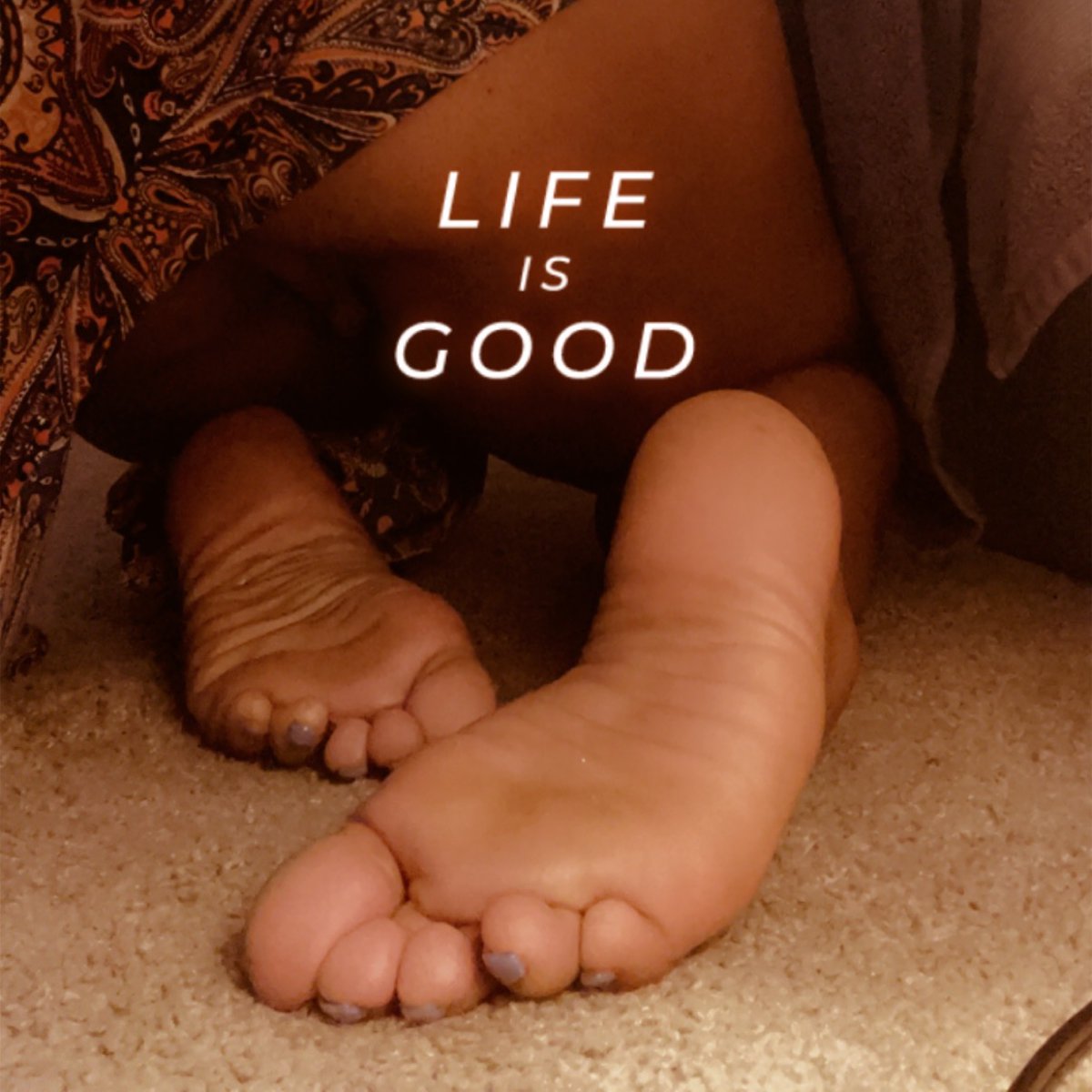 RealSoleDemon's tweet photo. You see her poking a little lmao 😂 

These perfect soles are waiting for the perfect tongue 🤞🏾😝

#soles #realsoledemon #feetworshi̇p #softsoles #feetselfie #feetcurves #toe #feetselfie https://t.co/WOjrO7FkYV