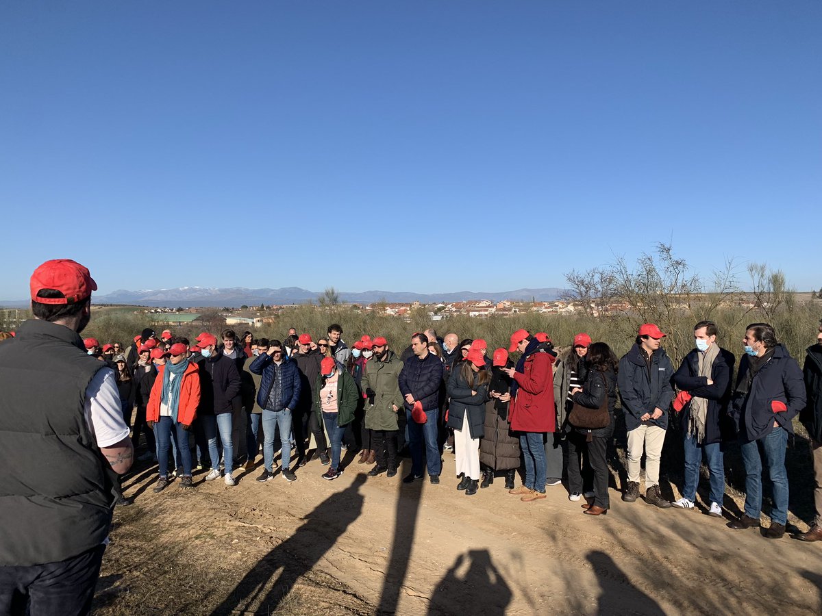 Arranca nuestra jornada de reforestación #EcijaTeam #ESG Plantamos un árbol 🌲 por cada profesional de la sede de Madrid - Socios, abogados y equipos de negocio ¡manos a la obra! #reforestproject
