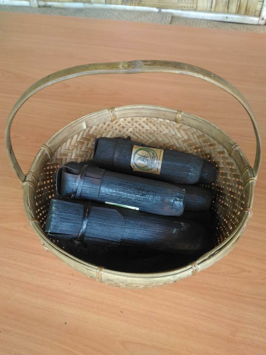 TeawithSusMita's tweet photo. The Falap is a signature #tea from the #Singpho tribes who settled in upper Assam many centuries ago after migrating through Burma and China. Here the black teas are stuffed inside bamboo stalks, heavily smoked, and then aged.
Ping for details.
#falap #puerh #indiantea https://t.co/um5fYepfd4