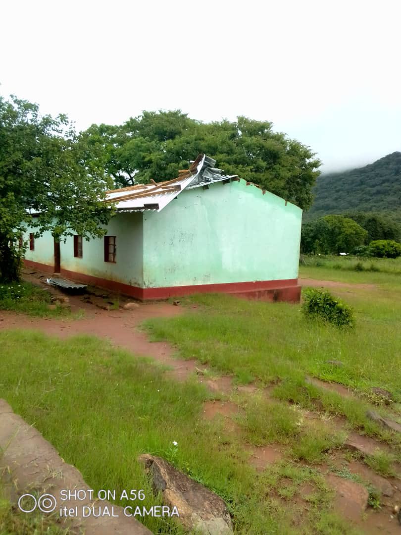 daddyhope's tweet photo. This is at Mukanga Primary School in Mashoko down in Bikita.

These people voted for ZANUPF in the last election but that vote was betrayed.

Citizens Coalition for Change needs to go and do some heavy lifting on such areas starting from NOW!

These are the results of LOOTING! https://t.co/F18ViV7rwW