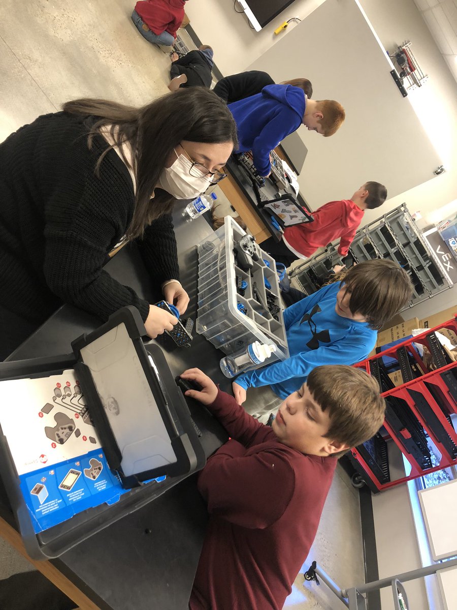 brooklyn_stem's tweet photo. Our robotics team is working hard to finish a robot. @MSDMartinsville @ArtesiansUnited @brooklyn_stem @VEXRobotics #dedicationandhardwork https://t.co/rpIG0soXWr