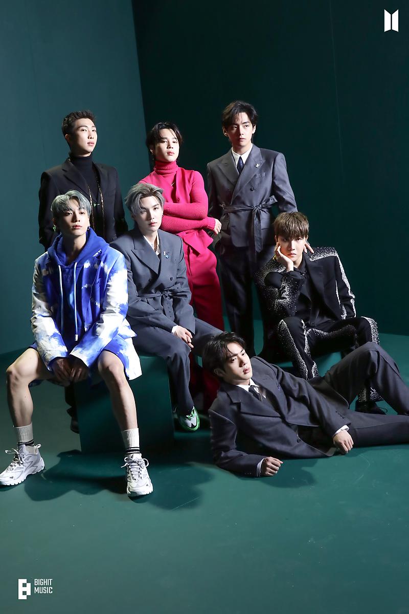 BTSdailyinfo's tweet photo. [PHOTOS] 220127 @BTS_twt 

- FULL THREAD -

[BTS] GQ&amp;VOGUE Behind – (1)

🔗 (https://t.co/7hNkSjc1NO)

#BTS #방탄소년단 https://t.co/NZIfENIHNo