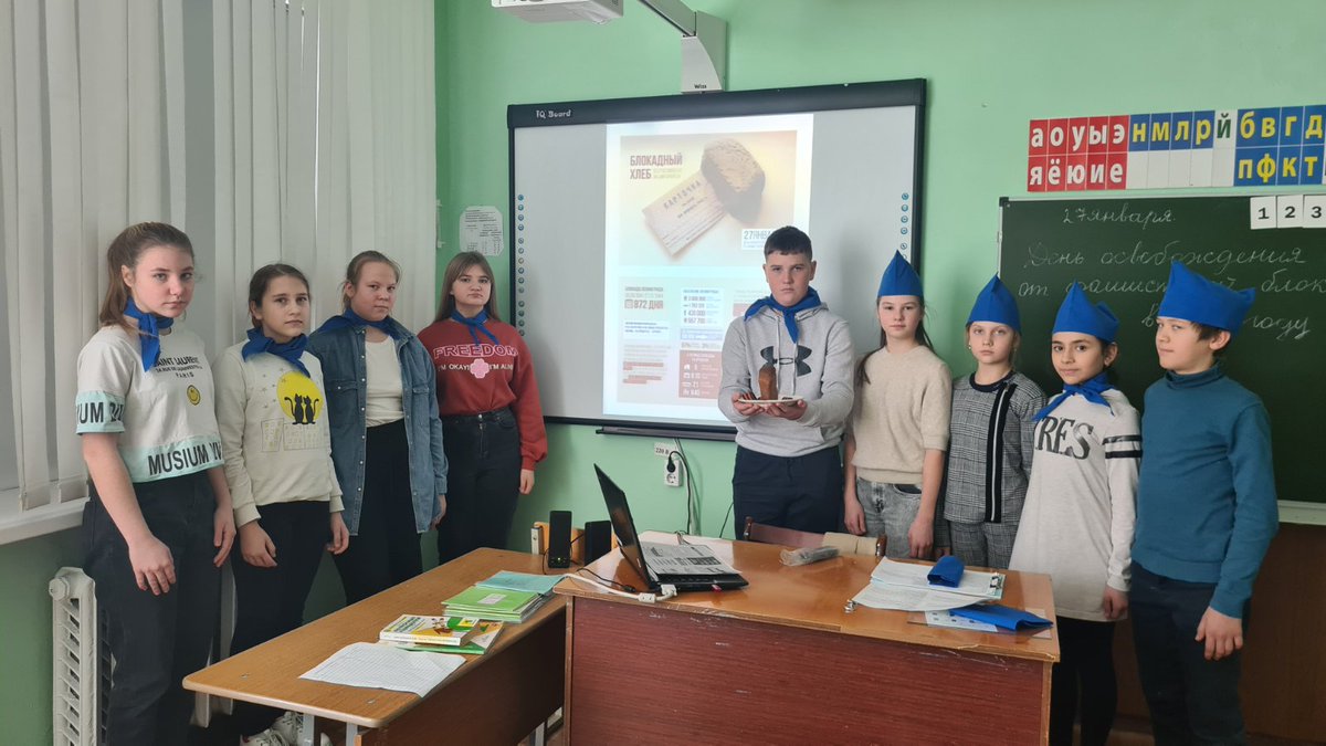 ronovlsk's tweet photo. В целях сохранения исторической правды и памяти о событиях ВОВ,школьники ГБОУ ООШ п.Ровно-Владимировка приняли участие во Всероссийской Акции памяти «Блокадный хлеб». Были проведены классные часы,посвященные блокадному Ленинграду.Символом Акции был кусочек ржаного хлеба в 125 гр. https://t.co/Vvi6GjrTIw