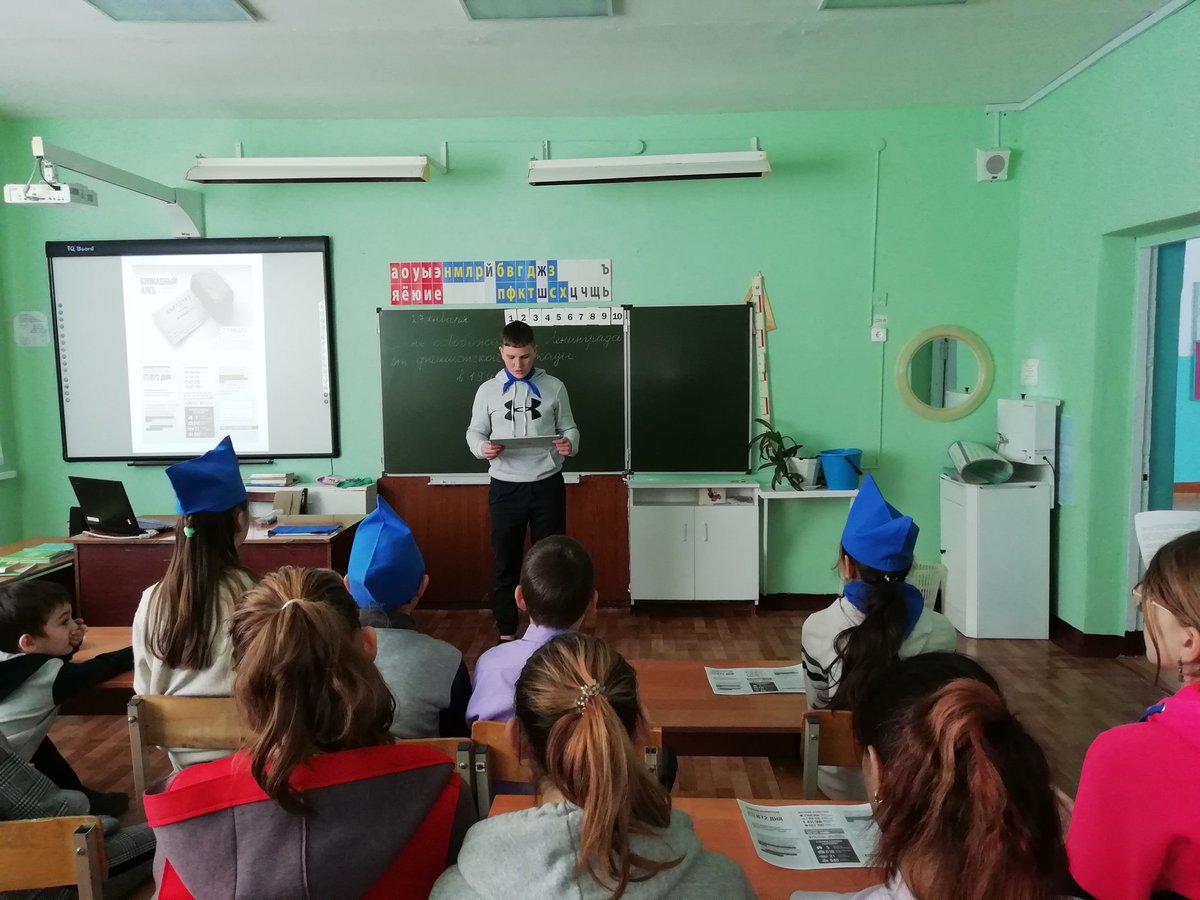 ronovlsk's tweet photo. В целях сохранения исторической правды и памяти о событиях ВОВ,школьники ГБОУ ООШ п.Ровно-Владимировка приняли участие во Всероссийской Акции памяти «Блокадный хлеб». Были проведены классные часы,посвященные блокадному Ленинграду.Символом Акции был кусочек ржаного хлеба в 125 гр. https://t.co/Vvi6GjrTIw