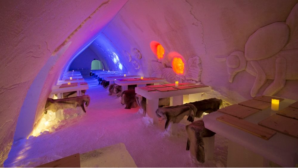 DiscoverFinland's tweet photo. The Arctic SnowHotel, just 26 km from Rovaniemi, is a unique icy destination with an ice bar and restaurant, ice sculptures, a delightful ice chapel popular for weddings, a snow sauna, and of course rooms in the snow hotel - open daily until 31st March!  https://t.co/5dHcYutnLL https://t.co/9JKPYHkk6z