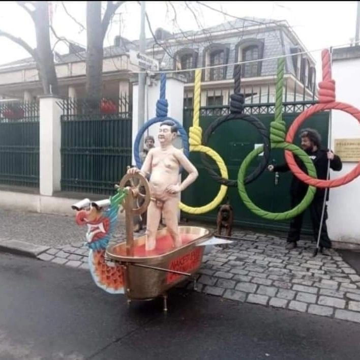 Byron_Wan's tweet photo. 🔥 Czech-based activist group Kaputin held a protest against the CCP authoritarian regime in front of the Chinese embassy in Prague on Jan 23. Activists paraded a statue of naked Xi Jinping along with 5 nooses arranged like the Olympic rings.

1/2 https://t.co/yU7BzTseBx