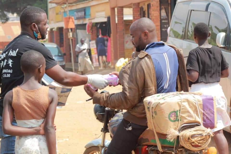 e_foundationUg's tweet photo. #TBThursday: During the 1st lockdown, we distributed pads with the assistance of the LC to 👧🏼 living in Kirinya.
As we were moving door to door, we met a father who embraced our mov't &amp; asked us to give him sanitary pads so as he could take to his 2 girls.

#EmitiEmitoFoundation https://t.co/a9Iy1yjEoF