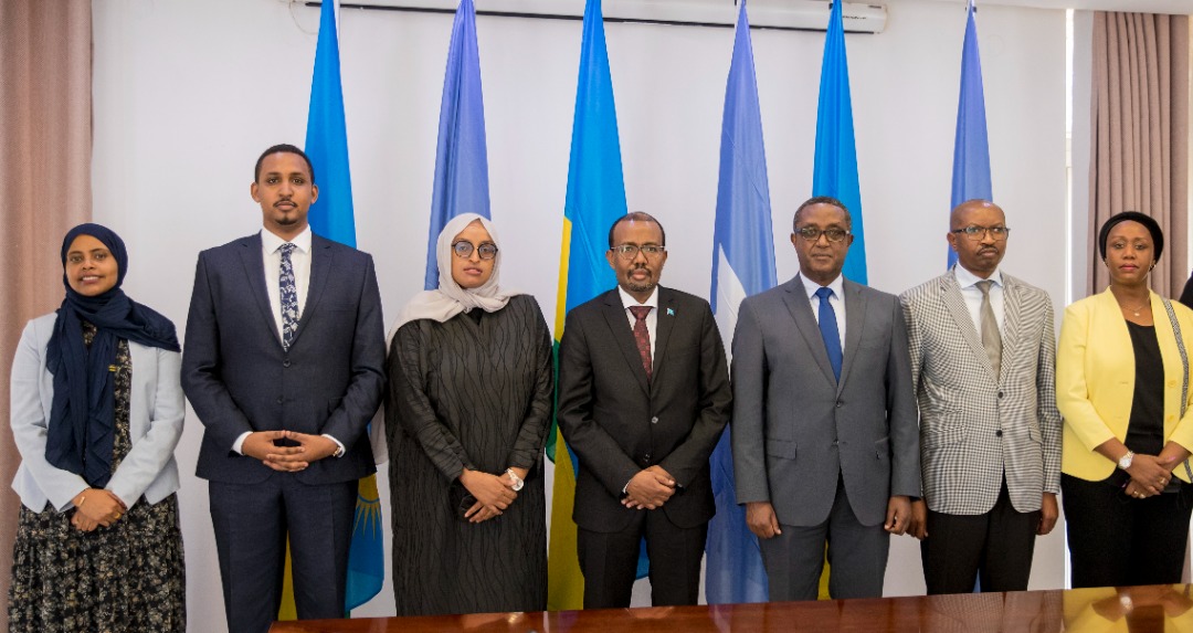 MOFASomalia's tweet photo. Joint Statement — Outcome of the Bilateral meeting between the Republic of Rwanda and the Federal Republic of Somalia. 🇸🇴🤝 🇷🇼

🔗➡️ https://t.co/LCmUknNbTk https://t.co/1X8NNtnP9u