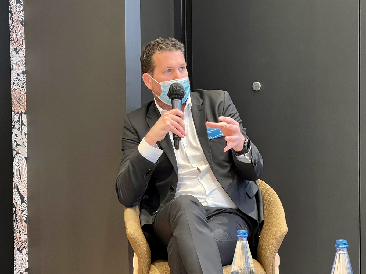 BMWGroupFrance's tweet photo. 🔴 #ReImagineTour « 30% de la congestion urbaine est liée au trafic de véhicules cherchant à se garer » @arnaud_touillon, Country Director #EasyPark. #RSE #SmartCity #SmartMobility https://t.co/TImUEmZcZE