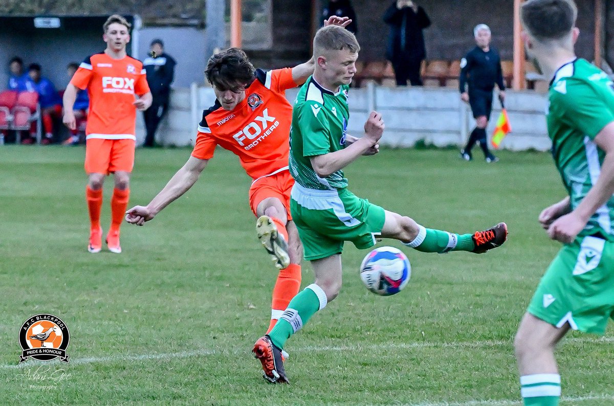 🎂 Happy Birthday to Mechs midfield maestro <a href="/Joe_Robinson_/">Joe Robinson</a>, have a good day Robbo! #upthemechs