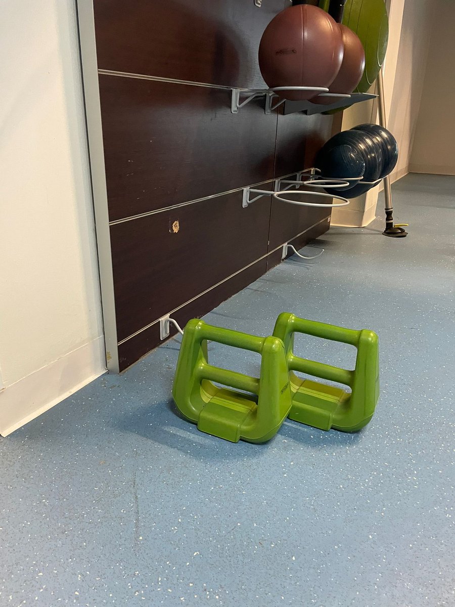 #Genderkompetenz in Hotels. Nun auch Hanteln in Bügeleisenform.