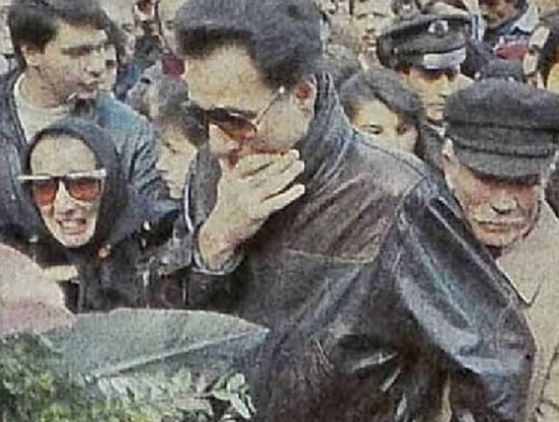 Kemal Sunal, Adile Naşit'in cenazesinde gözyaşı döküyor. Kimler bu fotoğrafı ilk defa görüyor.