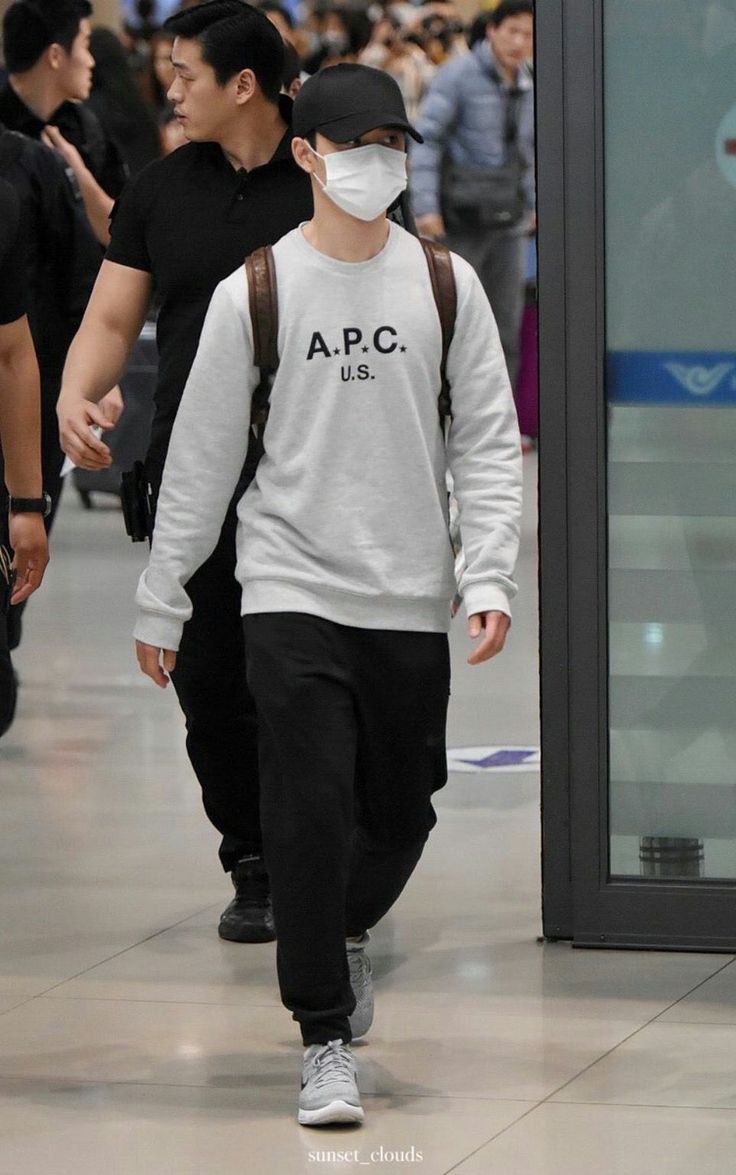 freedks_'s tweet photo. No one looks as good in sweatpants as Kyungsoo! Hot stuff https://t.co/Reyj79oobV