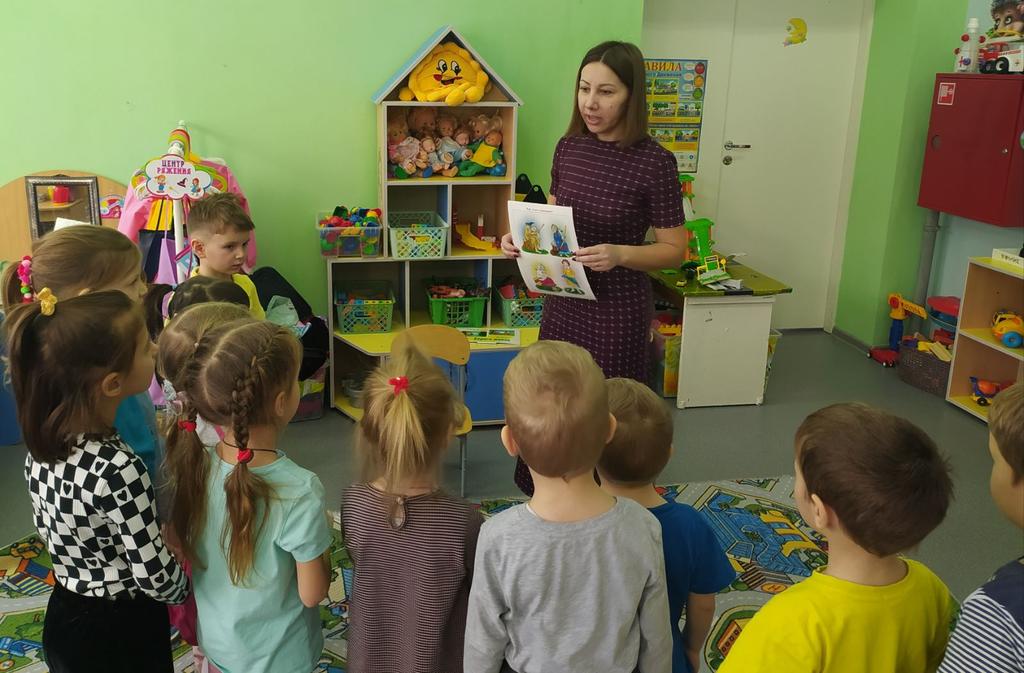 MariMirZ's tweet photo. Много добрых дел сделали ребята из средней группы "Капитошка" на этой неделе. Ведь тема была "Что такое доброта". Рассматривали рисунки с изображением хороших поступков людей, кормили птиц,помогали дворнику,рисовали друзьям рисунки. И каждый получил медаль за умение дружить! https://t.co/zOqAkEZlhC