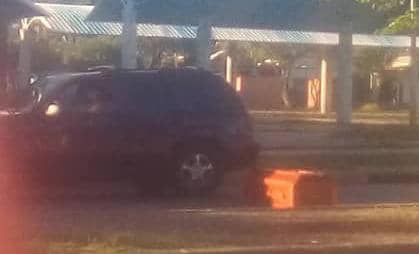dexcyguedez's tweet photo. INSÓLITO. Los habitantes de Conejeros vieron como varios sujetos a bordo de una camioneta azul, abandonaron un ataúd en la plaza Alí Primera, #Margarita, la noche del miércoles. Algunos organismos de seguridad retiraron la urna que al parecer tenía un cadáver dentro https://t.co/uaeQ6iIx60