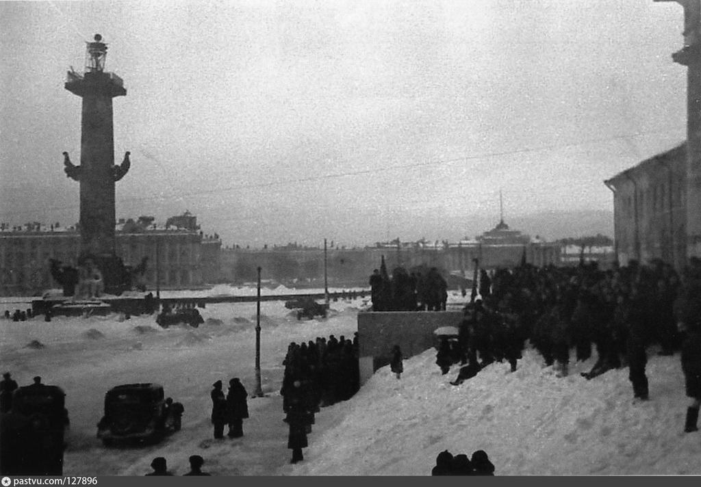 chertilin1998's tweet photo. Я говорю: нас, граждан Ленинграда,
не поколеблет грохот канонад,
и если завтра будут баррикады-
мы не покинем наших баррикад…
И женщины с бойцами встанут рядом,
и дети нам патроны поднесут,
и надо всеми нами зацветут
старинные знамена Петрограда.
(Ольга Берггольц) https://t.co/wJuFakoojJ