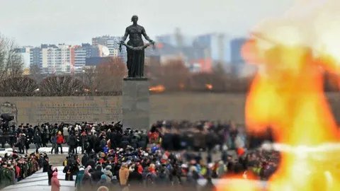 chertilin1998's tweet photo. Я говорю: нас, граждан Ленинграда,
не поколеблет грохот канонад,
и если завтра будут баррикады-
мы не покинем наших баррикад…
И женщины с бойцами встанут рядом,
и дети нам патроны поднесут,
и надо всеми нами зацветут
старинные знамена Петрограда.
(Ольга Берггольц) https://t.co/wJuFakoojJ