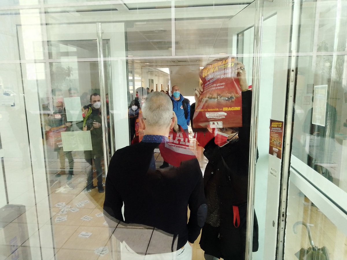 Giroa berotzen ari da. <a href="/ADEGI/">ADEGI</a> -ren egoitza "okupatutako" <a href="/LABsindikatua/">LAB SINDIKATUA</a>-ko kideei ez diete eraikinetik ateratzen utzi. <a href="/berria/">Berria.eus</a>