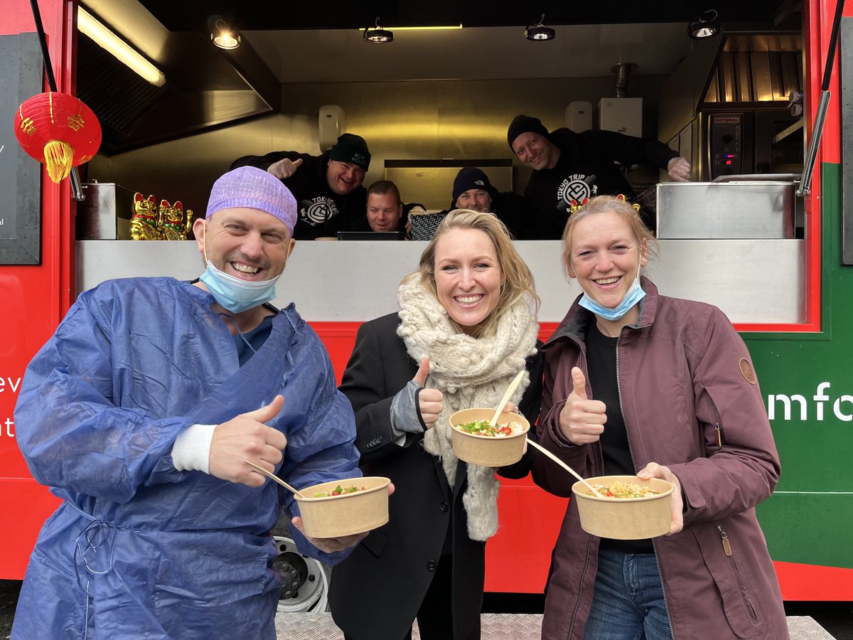 Bij het LUMC in Leiden is de lunch begonnen die IC-verpleegkundige in opleiding Mustafa Al Attabi organiseert. ‘Om m’n collega’s happy te maken’. Hij verwacht ongeveer 1600 werknemers bij de foodtrucks. ⁦<a href="/omroepwest/">Omroep West</a>⁩ ⁦<a href="/Sleutelstad/">Sleutelstad</a>⁩
