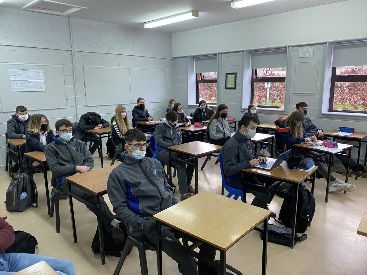 ColaisteMhuireK's tweet photo. Thanks very much to Garda Andy Neil, excellent presentation for @ColaisteMhuireK raising awareness around alcohol, drugs, safe socialising, phones and social media #friends #digitalfingerprint #consent #offensiveweapons https://t.co/5TMkobnnGH