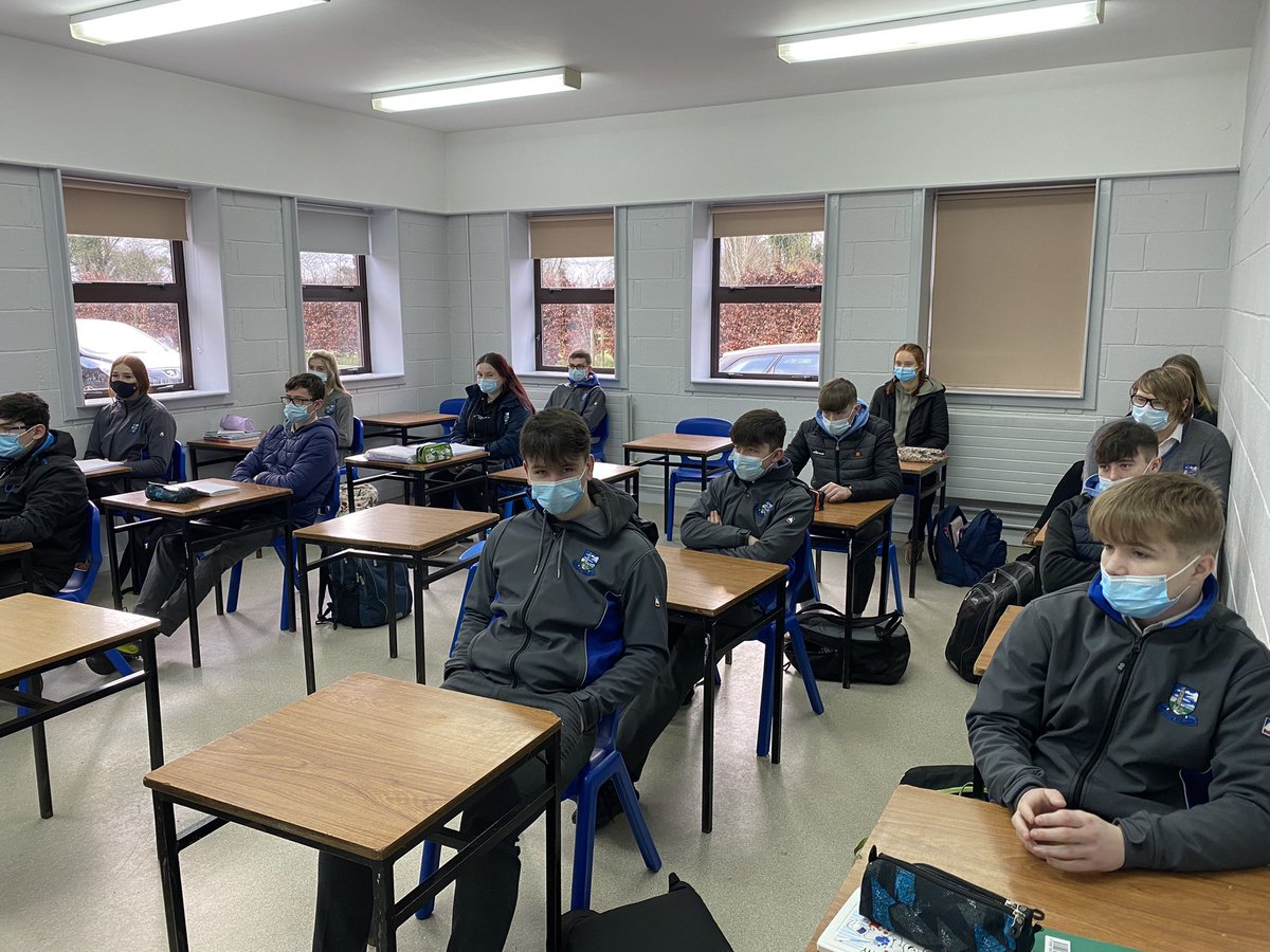 ColaisteMhuireK's tweet photo. Thanks very much to Garda Andy Neil, excellent presentation for @ColaisteMhuireK raising awareness around alcohol, drugs, safe socialising, phones and social media #friends #digitalfingerprint #consent #offensiveweapons https://t.co/5TMkobnnGH