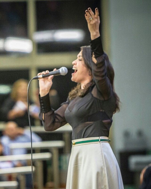 EsterBatista's tweet photo. Segura nas mãos de Jesus, e comece a cantar …🎤✨ 🎵
#esterbatista #esterbatistacantora #marcasdeamor https://t.co/B4Tbjet1Sr