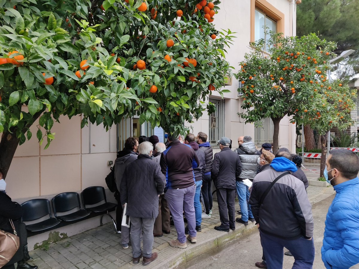 valevalecard's tweet photo. Casa comunale di via Sadat: @ComunePalermo alle 11:40 i dipendenti annunciano blocco dei terminali e la gente in attesa dalle 9 si sente dire che dovrà fare un nuovo turno domattina...perché non usare #Pec o accesso con #spid dal sito del comune per inoltrare i documenti? https://t.co/dzv3Kl68qr