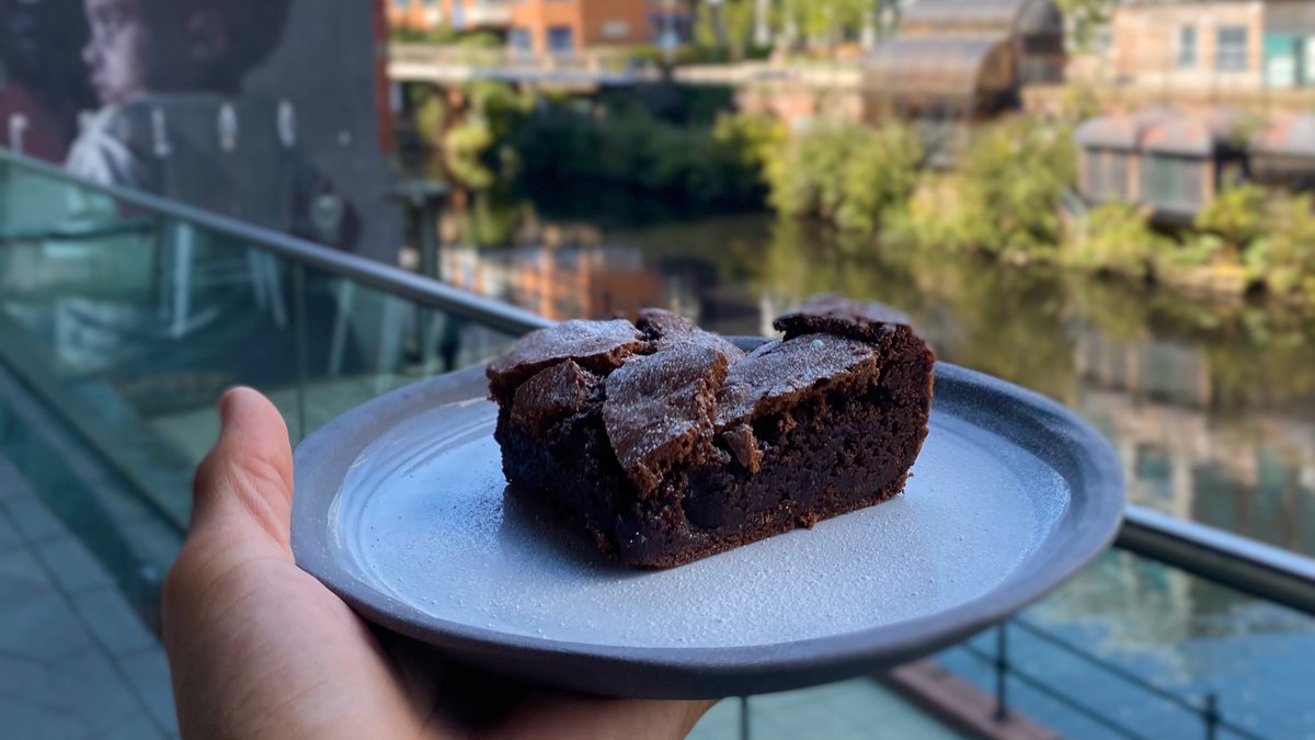 OpenKitchenPHM's tweet image. Happy #nationalchocolatecakeday 💚

We turn the ingredients we save from going to waste into tasty little creations like our homemade chocolate brownie 🍫

Come and try some of our delicious daily creations, we're open till 4pm 💚

#sustainable #ethical #delicious #cake