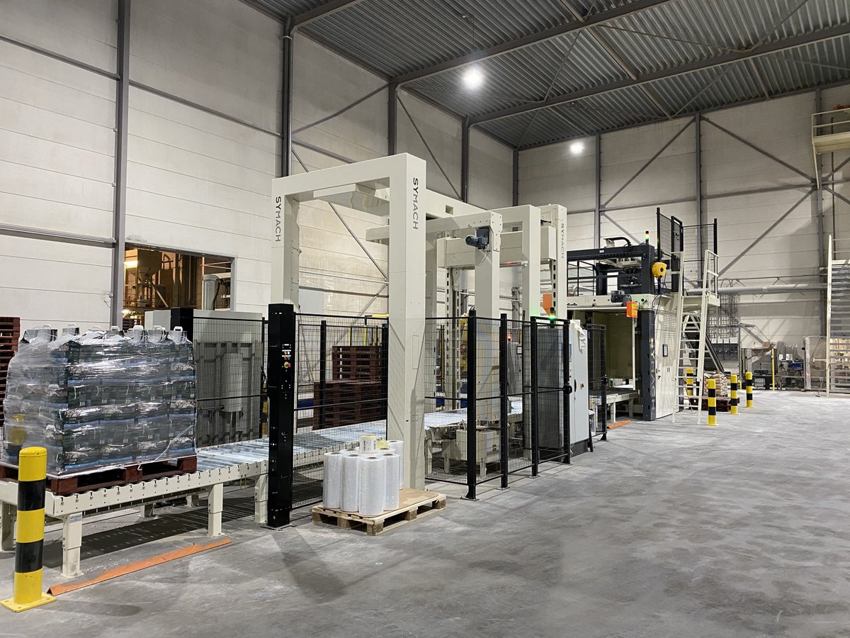 Cat litter bags can be challenging to palletize. We designed our palletizers for just about any bag shape or form. This cat litter line stacks paper bags with a handle. It's still a tight pallet wit high stability. 
hubs.ly/Q012-hp90

#catlitter #palletizing #palletising