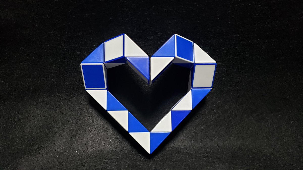 isshi_snake's tweet photo. 【No. 011】ハート

あ、赤色で作ればよかったですね。

上の連結部分は、写真ではわかりづらいですけど、けっこう前の方に盛り上がってます。
左右対称の、立体的なハートです。

#ルービックスネーク
#スネークキューブ
#マジックスネーク
#MagicSnake #RubikSnake https://t.co/AXCfSxdoVd