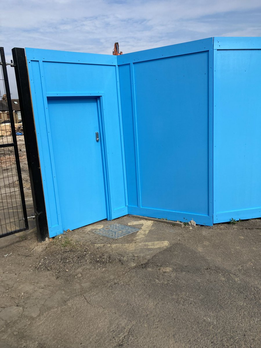 jrhoardingltd's tweet photo. Another site complete and painted in a lovely blue! #hoarding #Construction https://t.co/63ZN5jRY7o