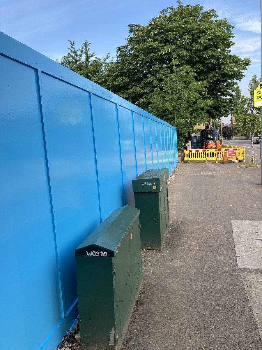 jrhoardingltd's tweet photo. Another site complete and painted in a lovely blue! #hoarding #Construction https://t.co/63ZN5jRY7o