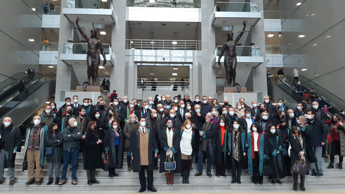 petrocelli1917's tweet photo. Bugün 101. Adalet Nöbeti için Çağlayan Adliyesi'ndeydik. 
Mesleğimize ve ülkede toplumsal muhalefete karşı uygulanan baskıya, tehdide karşı mücadeleye devam edeceğiz.
#AdaletNöbeti https://t.co/iHvADCh1Pt