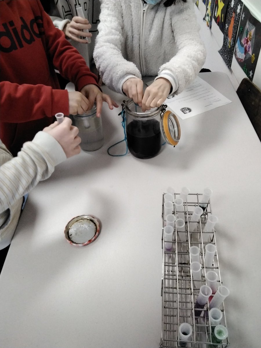 cm1cm2Sanxay's tweet photo. Aujourd’hui nous avons fait des expériences en sciences avec Les Petits Débrouillards. On a travaillé sur l’eau pour la #JourneeMondialeDelEau qui aura lieu le 22 mars. #Yanis #apdna86 https://t.co/hQ2RFuRiDg