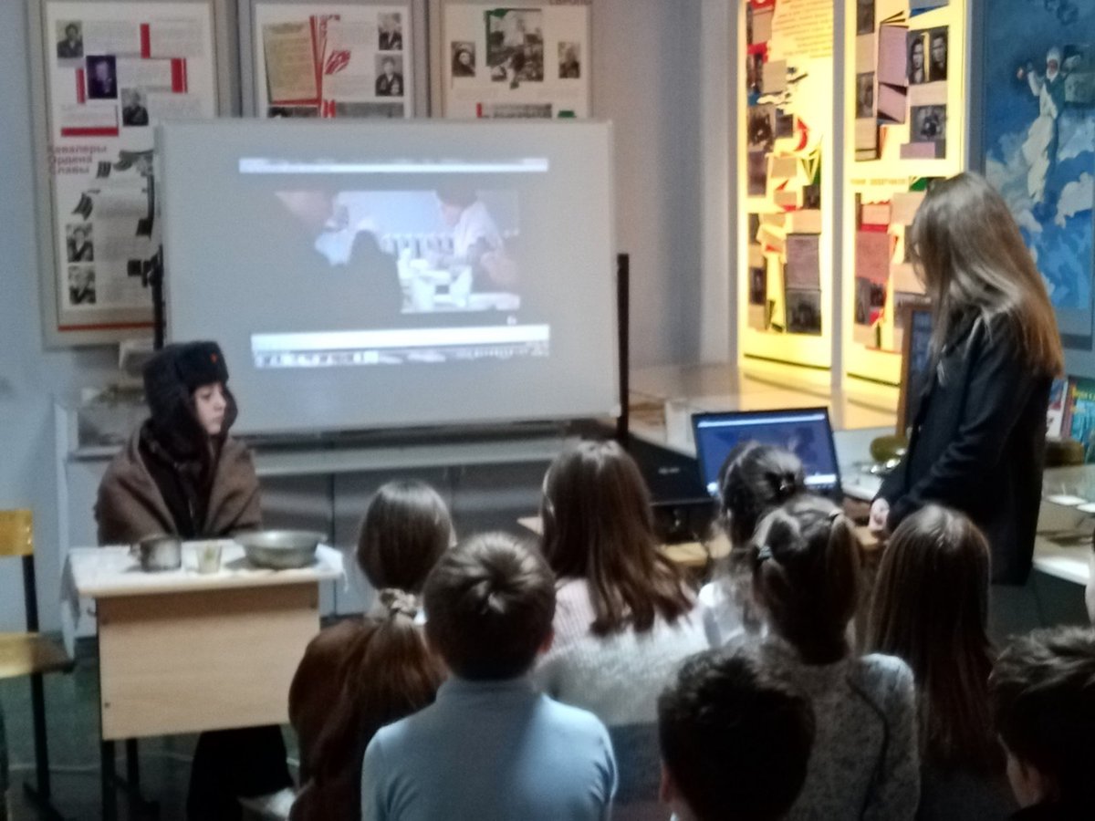 Сегодня мы вспоминаем одну из самых страшных страниц истории нашей страны - Блокаду Ленинграда в годы ВОВ. И не забыть тех страшных дней, потому что память о подвиге ленинградцев в сердце каждого из нас.
И уже от холода
Не спасают валенки…
Дети Ленинграда,
Мученики маленькие.