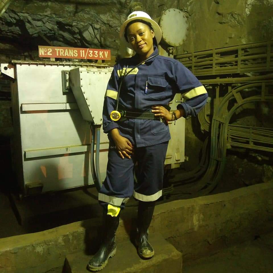 HonMushimba's tweet photo. She was the best graduating student in mechanical engineering &amp; from my constituency. The opportunity to discuss career options after graduation was cherished. Symbolic passing of the ladder so others climb on it 🙏🏾👍🏾👌🏾. So proud of her!
#GirlChild
#GirlsInSTEM
#EngineeringRocks https://t.co/CTsk6v78Pa