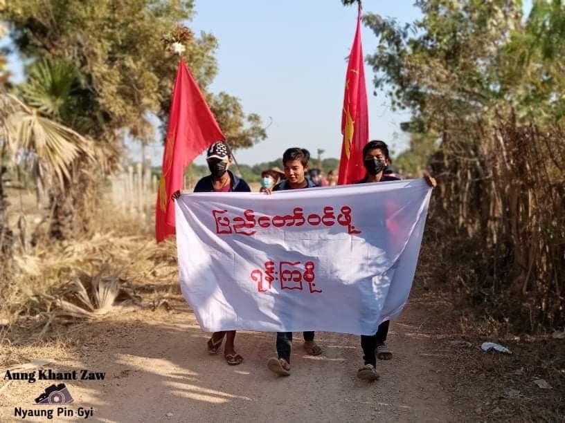 KYITHAR95368969's tweet photo. On the evening of Jan27, The main strike from #Letpadaungtaung area ,#Salingyi Tsp, marched in a village to against the #MilitaryDictatorship .
#2022Jan27Coup   
#WhatsHappeningInMyanmar https://t.co/SKKhMfSPEA
