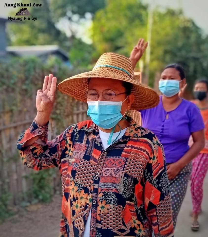 KYITHAR95368969's tweet photo. On the evening of Jan27, The main strike from #Letpadaungtaung area ,#Salingyi Tsp, marched in a village to against the #MilitaryDictatorship .
#2022Jan27Coup   
#WhatsHappeningInMyanmar https://t.co/SKKhMfSPEA
