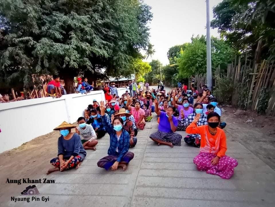 KYITHAR95368969's tweet photo. On the evening of Jan27, The main strike from #Letpadaungtaung area ,#Salingyi Tsp, marched in a village to against the #MilitaryDictatorship .
#2022Jan27Coup   
#WhatsHappeningInMyanmar https://t.co/SKKhMfSPEA