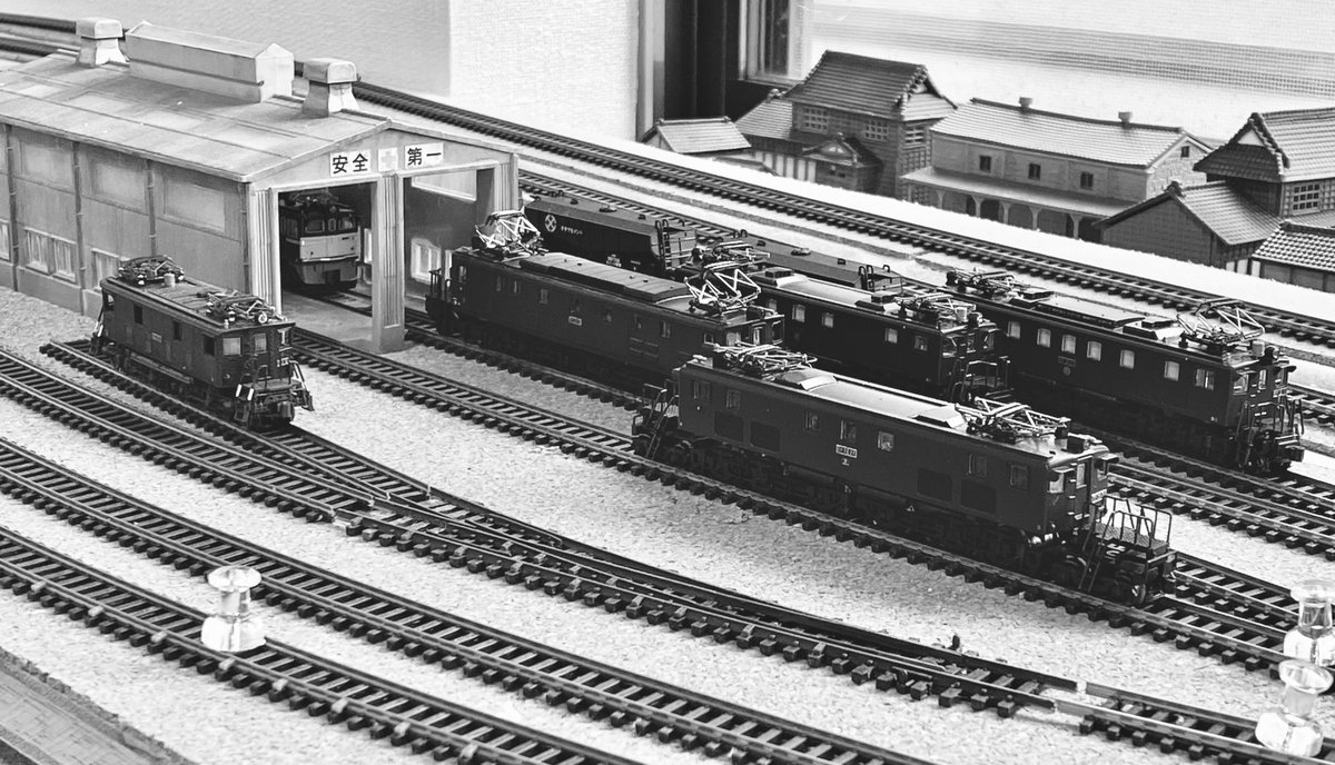 ScaleRealWorld's tweet photo. 最初に手に入れた古い電気機関車はED19。まさかこれだけぶどう色の旧型電気機関車が増えるとは思いませんでした。
#nゲージ
#鉄道
#模型
#ED13
#ED15
#ED19
#EF52
#EF58 https://t.co/CKSdZ5obo7