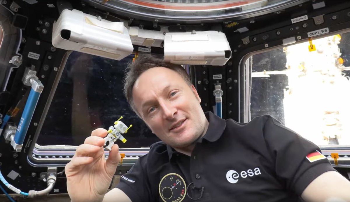 ESA_de's tweet photo. "Playmo City ruft #ISS..." 📞 👩‍🚀&amp;🤖
Die Parkers sprechen bei "Talk with Maude" mit @ROBertknows_PM &amp; @astro_matthias auf der @Space_Station - kleine Tour durch das europäische Columbus-Modul inklusive.
👉 https://t.co/zTeLcfDyl2
Viel Spaß beim Schauen! 
#ESAxPlaymobil #CosmicKiss https://t.co/PUgF6XaCRv