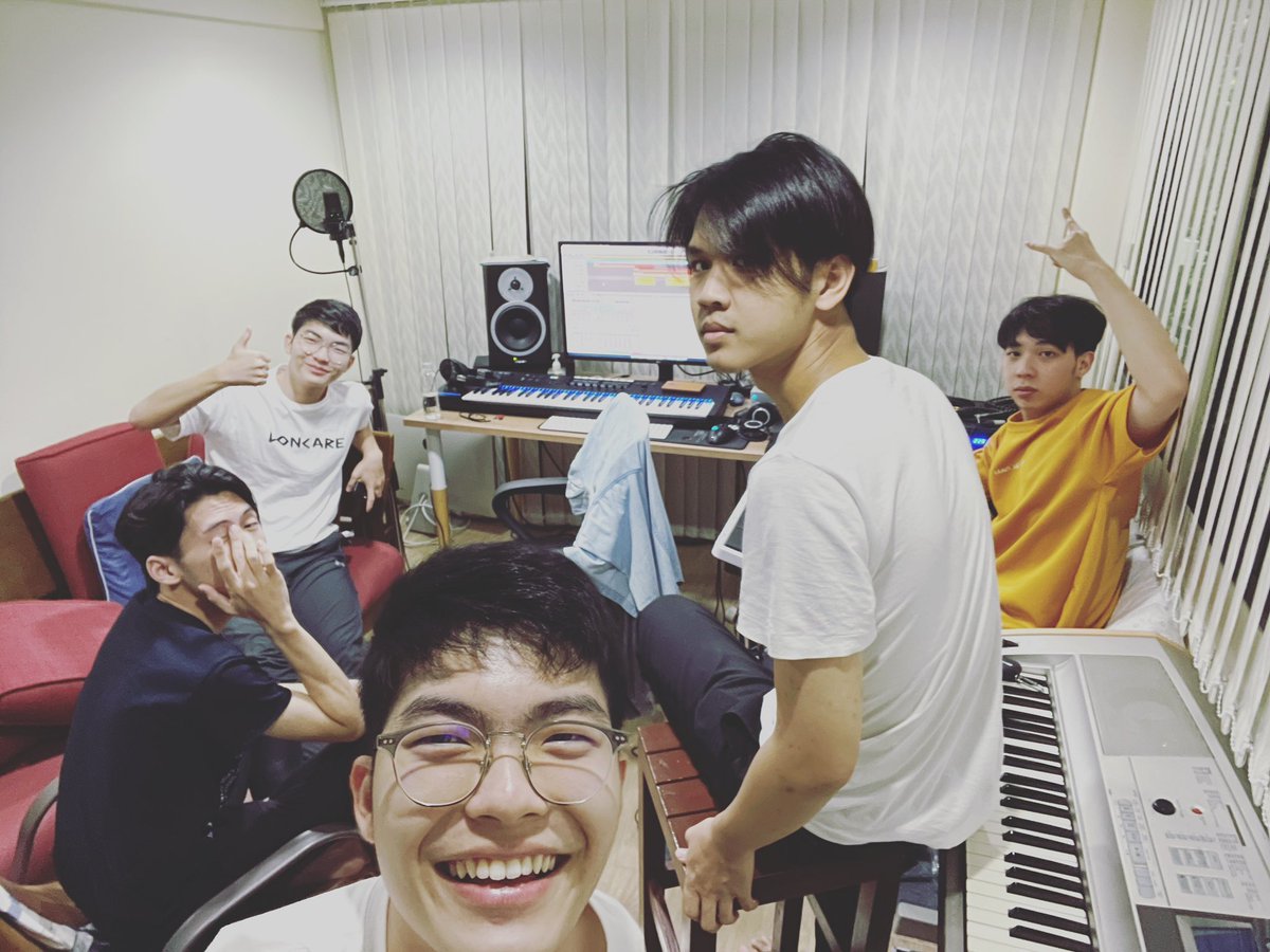 jarjyy's tweet photo. ทู้กคน #FOOLSTEP คัมแบคแล้ว วงคูลๆทำเพลงกันเอง ไม่เคยมีสักวินาทีที่จะหยุดพัก ไม่ว่าเมื่อไหร่ก็ทำงานหนักเพื่อผลงานคุณภาพเสมอ เราโคตรอยากเห็นเด็ก ๆ แมสกว่านี้ อยากให้คนฟังเพลงเยอะ ๆ อยากให้ได้ไป T-POP STAGE เป็นวงที่เล่นบนเวทีแล้ว the best จริง ๆ นะ 😭 #นี่เรากำลังทำอะไรกันอยู่ https://t.co/SiyjVpBFe0