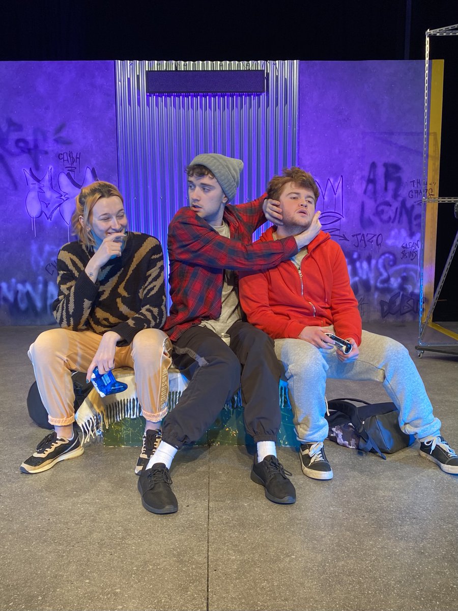 AradGoch's tweet image. Mae'n rhaid i rywun chwerthin yn ystod ymarferion!😂

Pawb yn mwynhau ymarfer Croesi'r Llinell ac yn edrych ymlaen at recordio wythnos nesaf!